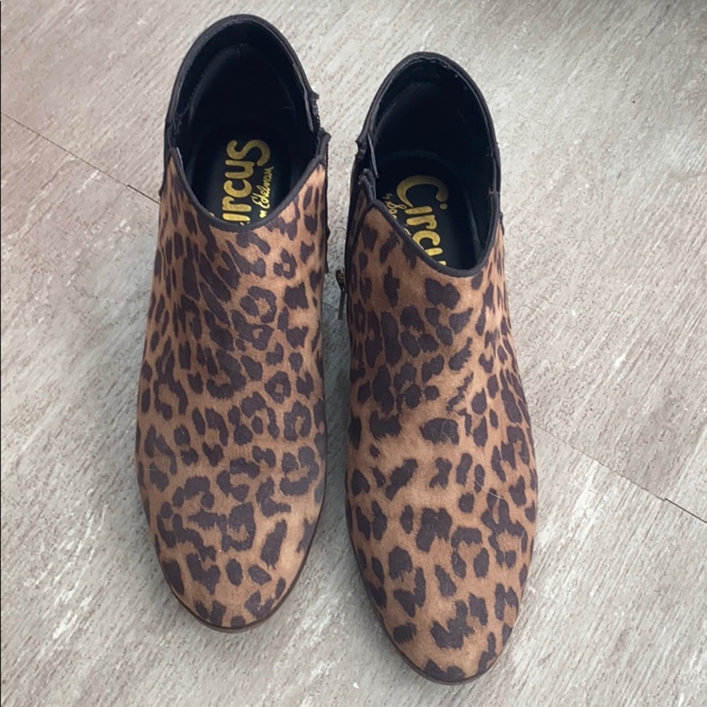 NWOT Super cute leopard boots